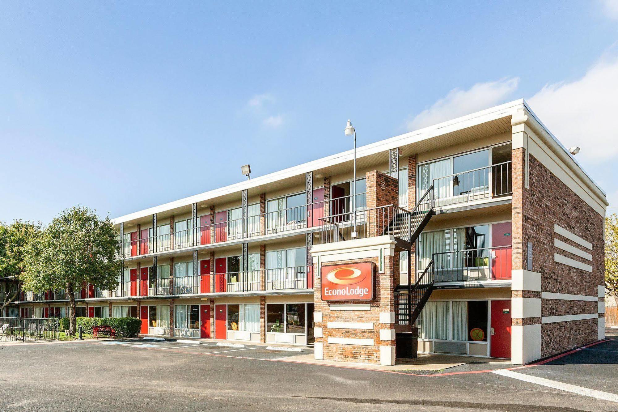 เอคโคโน่ ลอดจ์ แอร์พอร์ต I-35 นอร์ธ Motel ฟาร์เมอร์สแบรนช์ ภายนอก รูปภาพ