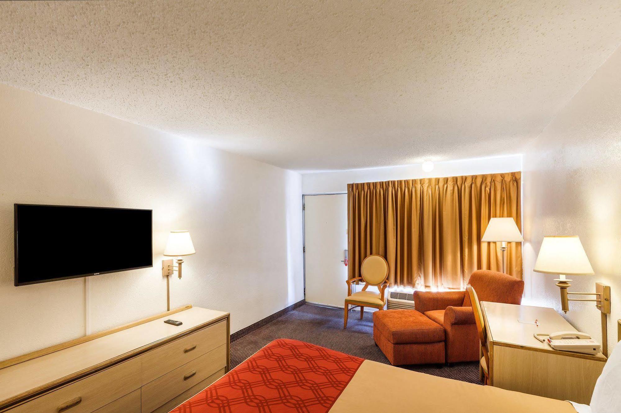 เอคโคโน่ ลอดจ์ แอร์พอร์ต I-35 นอร์ธ Motel ฟาร์เมอร์สแบรนช์ ภายนอก รูปภาพ